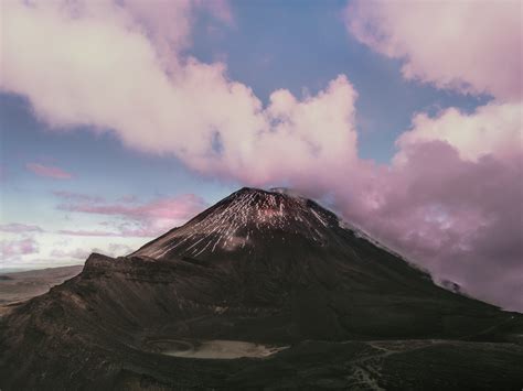 Bali's mount agung volcano erupts, flights cancelled. Le volcan Agung est entré en éruption à Bali