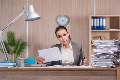 La Femme Daffaires Travaillant Dans Le Bureau Photo Stock Image Du Opérateur Mauvais 79621678