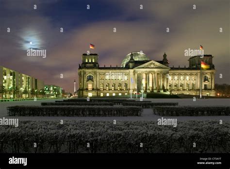 Berlin Reichstag In The Snow At Dusk Stock Photo Alamy