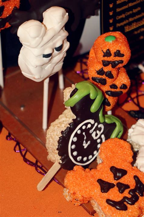 What To Eat & Drink At Disneyland Halloween Time | It's a Lovely Life!