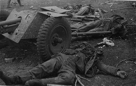Погибший при атаке советских войск расчет немецкой 37 мм