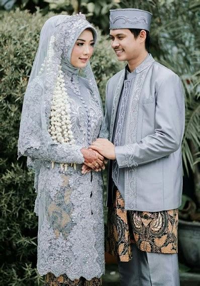 Kain brokat bisa didesain dengan simple short sleeve top serta bisa dipadukan dengan bawahan kain batik yang senada warnanya. 10 Model Baju Pengantin Adat Sunda | Gamis