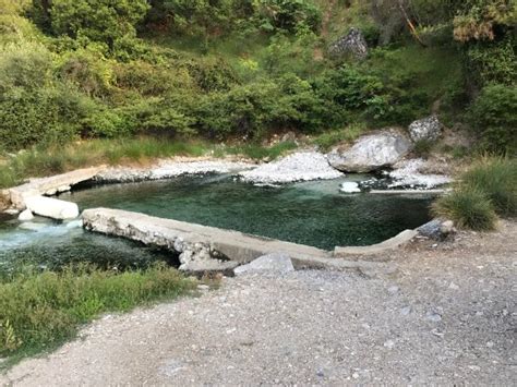 Ovaj bazen je dubok 1,4 metra ima dva izdvojena đakuzi. Malo uzvodno od termalnih voda na samom izvoristu postoje stari bazeni za kupanje sa visokomtemp ...