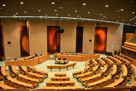 Een lid van de tweede kamer neemt één van de 150 zetels in en vertegenwoordigd een politieke partij. Brief aan de Tweede Kamer t.b.v. plenair debat Wmcz2018