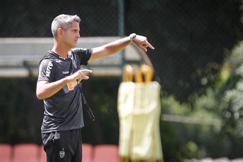 Clube atlético mineiro (brazilian portuguese: Técnico interino do Atlético Mineiro fecha último treino ...
