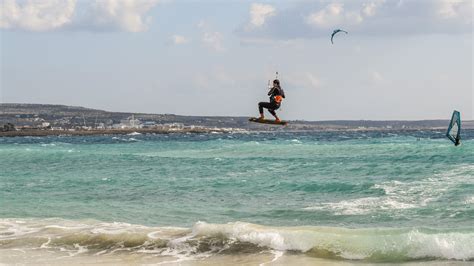 無料画像 おとこ ビーチ 海岸 雲 空 休暇 サーファー レクリエーション ジャンプする セーリング アクション