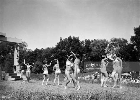 Jeunes filles à moitié dévêtues dansent pendant la fête du naturisme