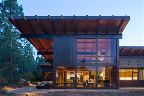 Steel Beams Support Dramatic Roof Overhangs At Washington State Retreat