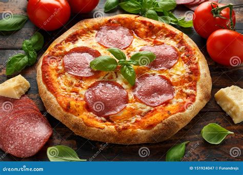 Pepperoni Faites Maison Pizza De Salami Avec Le Basilic Tomates