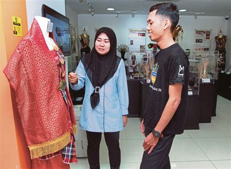 Antara jati diri dengan rempuhan globalisasi. Aura, pesona barang kemas | Harian Metro