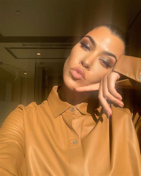 Well, kourt's friend, sarah howard, commented on the post and wrote, nice cut, travis barker, with a number one medal emoji. Kourtney Kardashian - Instagram and social media 13-01 ...