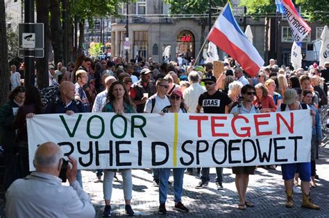 Actiegroep Viruswaanzin Demonstreert Tegen Spoedwet Binnenhof Den