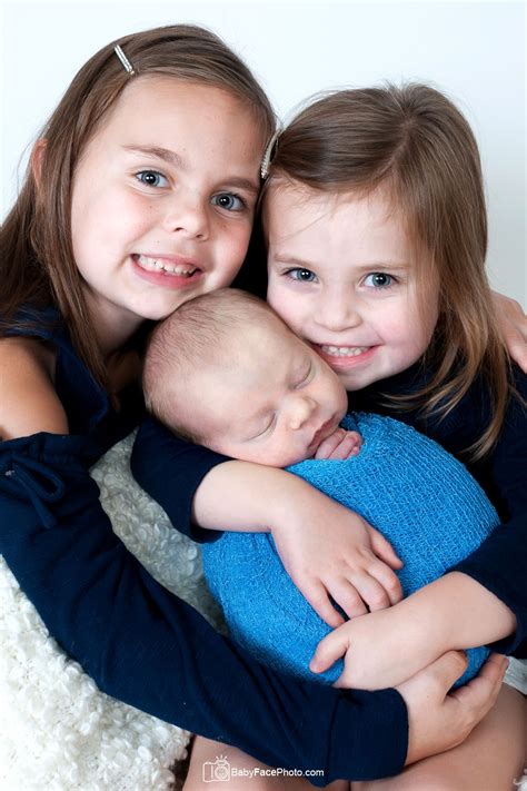 newborn with big sisters | Newborn, Newborn photographer, Newborn poses