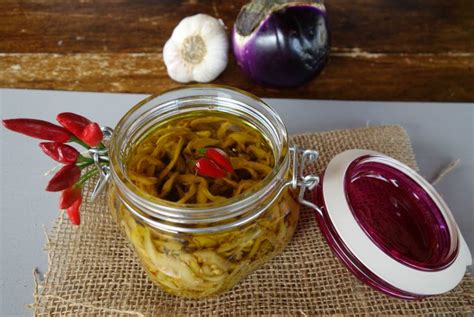 Per ottenere una conserva sott'olio di qualità e per abbattere il rischio di germinazione delle spore botuliniche, è bene ridurre al massimo la quantità d'acqua. Melanzane sott'olio alla siciliana senza cottura