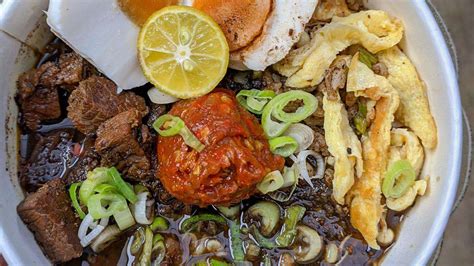 Konon, rawon dulunya adalah makanan rakyat jelata yang akhirnya jadi sajian rawon punya ciri khas tersendiri, yakni kuahnya yang berwarna hitam. Cara Masak Rawon Komplit - SajianLezat.com