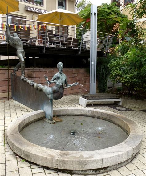 Bei der ersten urkundlichen erwähnung im jahr 771 wurde der ort villa sulmana genannt; Neckarsulm, Brunnen am Ende der Marktstraße, Sept.2014 ...