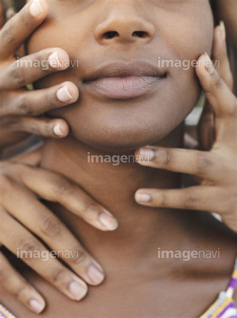 【若い女性 20代 アフリカ人 アメリカ人 生活 民族多様性 昼】の画像素材 24814687 写真素材ならイメージナビ