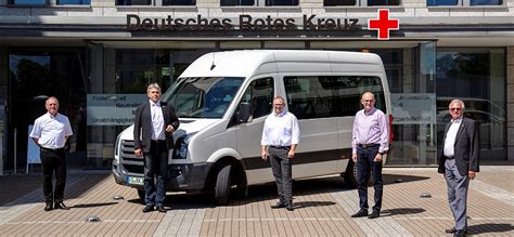 Znak červeného kříže na bílém poli říká, že pracovníci jím označení jsou. Nový automobil pro seniordopravu ČČK - dar Německého ...