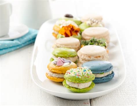 Den fertig gebackenen teig stürzen und mit dem kochlöffelstiel löcher machen, auskühlen lassen. Macarons selber machen - ichkoche.at