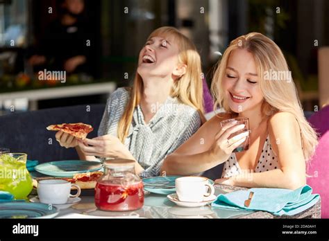 Teen Friends Lunch Restaurant Hi Res Stock Photography And Images Alamy