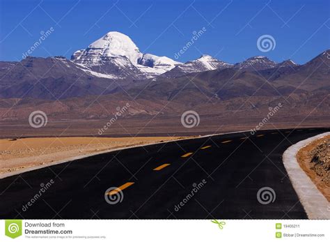Na twee tot drie uur rijden door het hoogland van tibet arriveer je bij deze bijzondere plek. Landschap in Tibet stock afbeelding. Afbeelding bestaande ...
