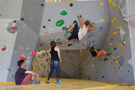 🤗 ️ beim kauf eines 10er blocks oder abo kannst du schon ab 06:00 in der früh unsere halle benützen! Boulderkombinat - Halle (Saale) | Klettermafia