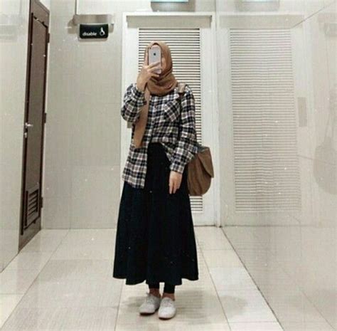 Ootd celana boyfriend dan kemeja hitam. Mix and Match Outfit Hijab dengan Kemeja Kotak-kotak, Stunning Abis!