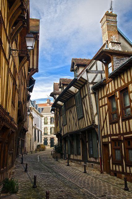 De geografische coördinaten zijn 48° 17′ 60″ n, 004° 04′ 60″ e. Troyes, France. #travel #Troyes #France | Frankrig, Steder ...