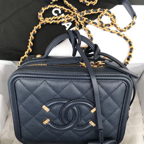 Peep the plastic handbags in chanel's spring/summer 2018 collection: Chanel SS 2018 small CC Filigree Vanity Case Bag, 名牌, 袋 ...
