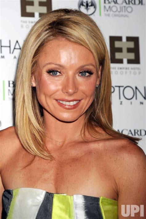 Photo Kelly Ripa Celebrates Her Magazine Cover Nyp2008070303