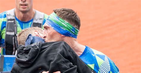 Kevin Sinfield Carries Rob Burrow Over Leeds Marathon Finish After Pushing Pal 26 Miles Mirror