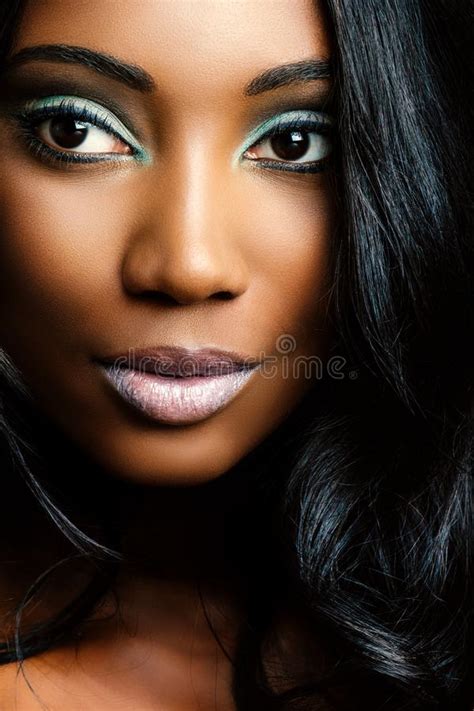 Retrato De La Belleza De La Mujer Africana Que Muestra El Pelo Largo