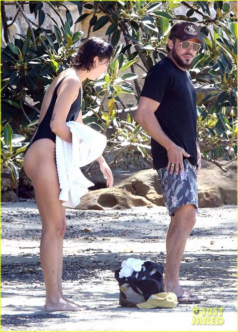 Zac Efron And Girlfriend Vanessa Valladares Enjoy A Beach Day Together In Rare New Photos Photo