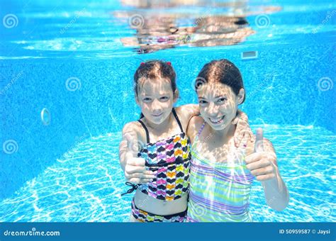 Los Niños Felices Nadan En Piscina Bajo El Agua Las Muchachas Que