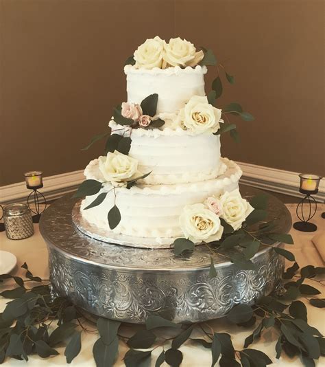 Romantic Wedding Cake Set Up Wedding Cake Setting Romantic Wedding