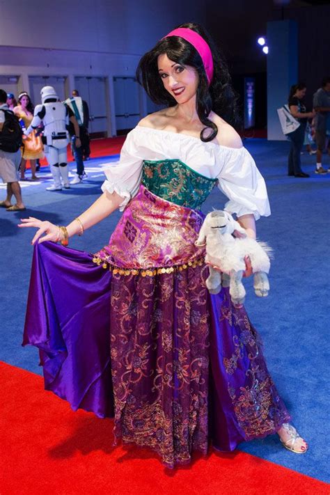 15 Amazingly Over The Top Female Cosplayers From Disney S Expo Cosplay Outfits Costumes For