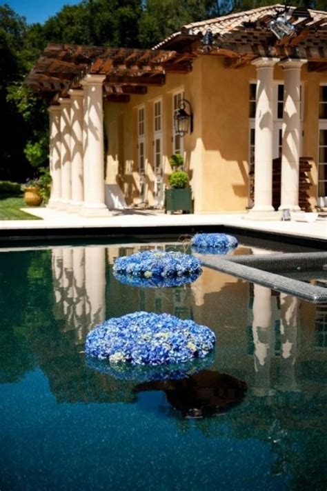 Float some flowers in the pool to decorate an outdoor setting for a wedding or a midsummer's night party. 32 Adorable Floating Flower Wedding Decorations ...