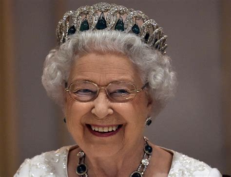 La Regina Elisabetta Ii Non Indossa La Corona Imperiale è La Prima