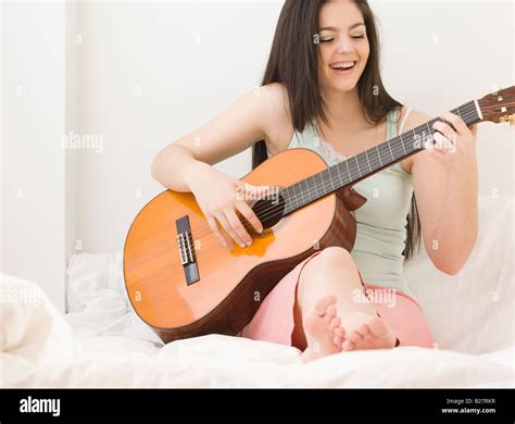Frau Gitarre Spielen Stockfotografie Alamy