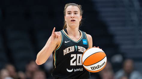 sabrina ionescu becomes first wnba player to record 500 200 200 season sports illustrated