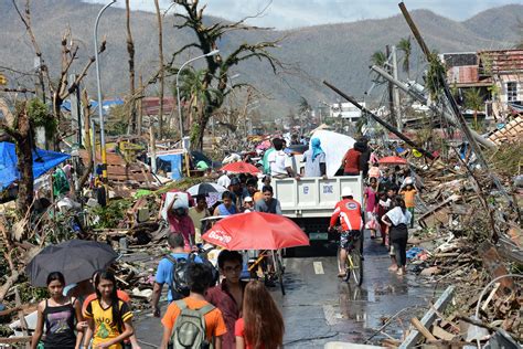 photos and videos typhoon haiyan devastates tacloban city philippines