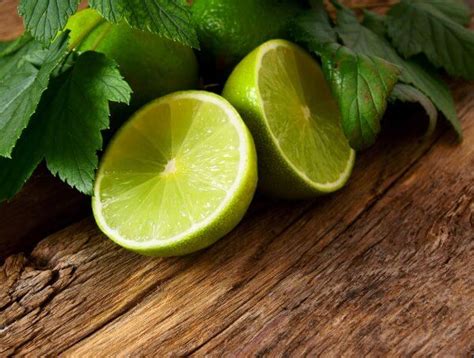 Jus buah limau nipis membunuh kuman disenteri, kolera dan tifoid. 6 Khasiat Limau Nipis - Ceriasihat