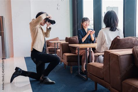 メディアのインタビュー取材を受ける若い女性 Stock Foto Adobe Stock