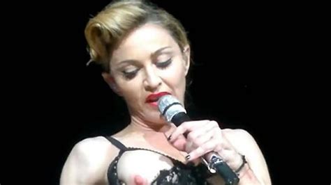 Madonna Ense A Su Pecho En Un Concierto En Estambul