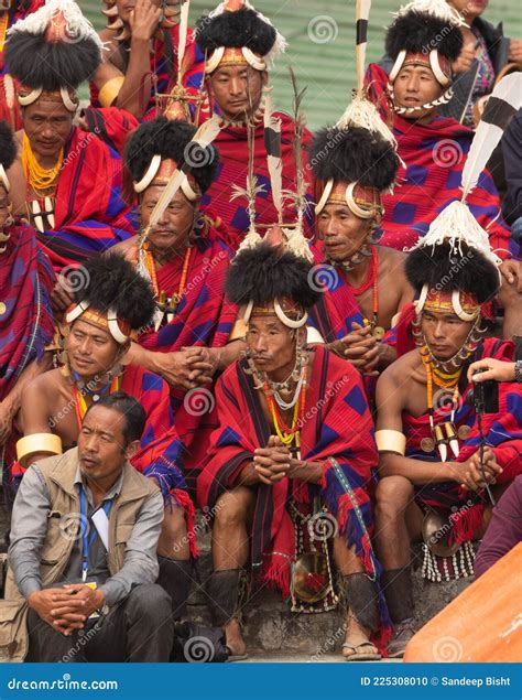 Um Grupo De Tribos De Naga Vestindo Seu Traje Tradicional Imagem Editorial Imagem De Cultura