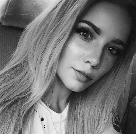 Halsey cut her hair short (may 2012), but continued to still wear dark extensions/weave of. Halsey Pinterest--> cherizhang21 (With images) | Long hair ...