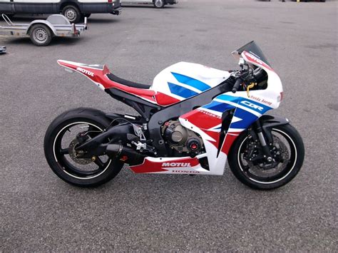 The cbr 1000 rr fireblade, a honda motorcycle manufactured between 2004 and 2007, had several attractive features, such as the electronic starter system or the chain final drive. Mon CBR 1000 RR 2008 PISTE