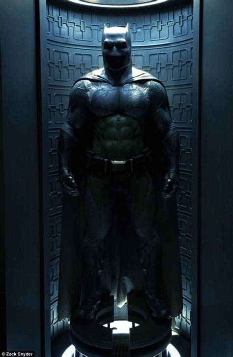 Batman V Superman Director Zack Snyder Posts Full Batsuit Image Daily