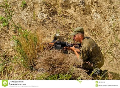 Soldado Con La Ametralladora Tyumen Rusia Foto De Archivo Editorial