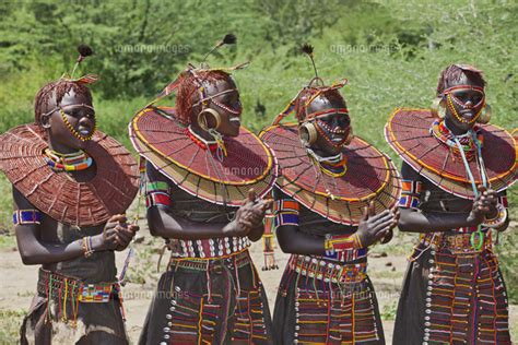 Pokot Women Celebrate A Sapana Ceremony 20088051525 の写真素材・イラスト素材｜アマナイメージズ